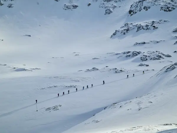 trek-ivan-vazov-hut-winter