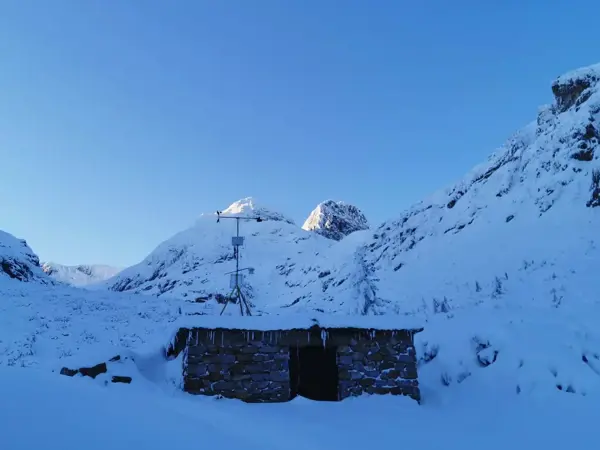 trek-winter-malyovitsa-ivan-vazov-hut